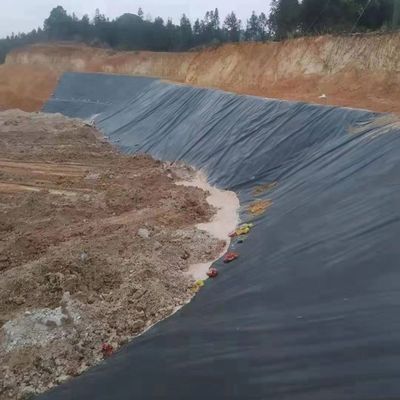 Στυλ βιομηχανικού σχεδιασμού ομαλή γεωμεμβράνη HDPE για εφαρμογές χωματερή