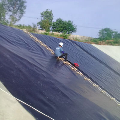1m-8m πλάτος 0,3mm-3,0mm πάχος HDPE Geomembrane επένδυση για ενισχυμένες επένδυση λίμνης