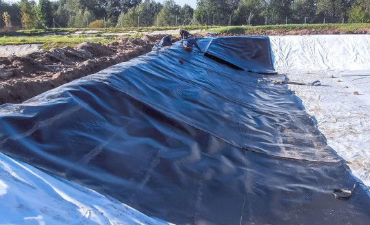 Σύγχρονο σχεδιασμό Μαύρο HDPE ομαλή γεωμεμβράνη 0,5 mm 1 mm για χώρους υγειονομικής ταφής και λίμνες ψαριών