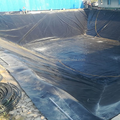 Διπλή ομαλή επιφάνεια γεωμεμβράνη HDPE 1mm για υδρατρίδες και χώρους υγειονομικής ταφής 50m-100m μήκος