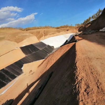 HDPE Γεωμεμβράνη 1m-8m πλάτος Αδιάβροχο φράγμα λιμνοθάλασσα Σφιχτότητα 0,940g/cm3