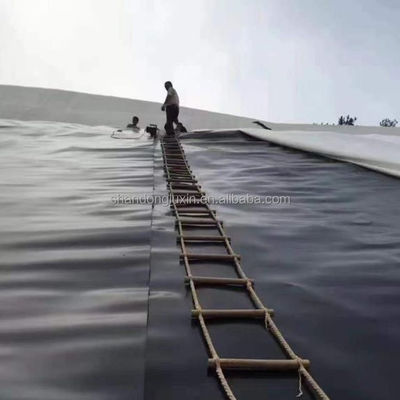 HDPE Γεωμεμβράνη 1m-8m πλάτος Αδιάβροχο φράγμα λιμνοθάλασσα Σφιχτότητα 0,940g/cm3