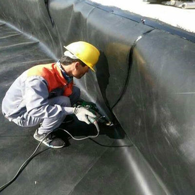 Προσαρμόσιμη μαύρη γεωμεμβράνη HDPE για δεξαμενές ψαριών 0,5 mm Στυλ βιομηχανικού σχεδιασμού